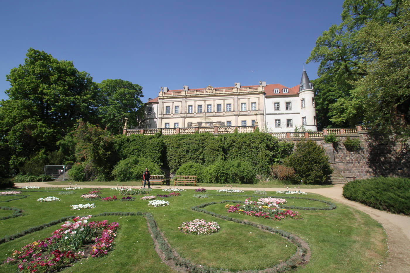 Schloss Wiesenburg mit dem angelegten Schlosspark davor